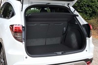 ラゲッジスペースはオリジナルの「ヴェゼル」と同様。後席の背もたれを前方に倒して長尺物を積載したり、後席の座面をチップアップして背の高い荷物を積んだりできる。