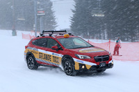 ゲレンデ脇の特設コースを駆け下りる「スバルXV」。リフト代わりとはいうものの、往復乗車を希望する人も多いのだとか。