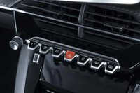 ダッシュボードの中央には鍵盤上のスイッチが並ぶ。