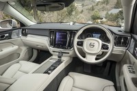 インテリアカラーはボディーカラーに合わせて3種類がラインナップされる。テスト車のものは「チャコール／ブロンド」と名付けられた白内装。