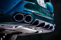 リアエプロンに組み込まれた左右振り分け4本出しのステンレス製テールパイプフィニッシャーも、アルピナ各車に共通する象徴的な意匠。選択された走行モードやアクセル開度に連動して、独特のサウンドを奏でる。