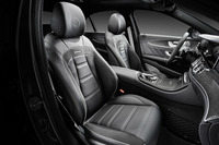 フロントのスポーツシート。ヘッドレストにはAMGのエンブレムが型押しされる。