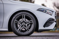 「AMGラインパッケージ」の装着車には、標準より1インチアップの225/45R18タイヤと、15mmローダウンした「ローワードコンフォートサスペンション」が採用される。