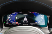 液晶メーターの表示はアルピナ独自のカラーリング。スピードメーターのフルスケールは340km/h。