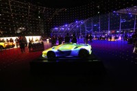 「フィオラーノ」と呼ばれるフェラーリのテストコースにつくられた「SF90ストラダーレ」の発表イベント会場。この特別な瞬間のために、全世界から顧客や報道関係者が参列した。