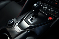 外装同様、内装についても標準仕様との大きな違いはない。センターコンソールにカーボン製の装飾パネルが用いられているのが唯一の特徴となる。