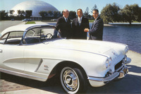 時代はかなりさかのぼるが、アメリカの自動車デザインに関連して、1962年型「シボレー・コルベット」と当時GMデザインのトップだったビル・ミッチェル氏（左）。