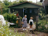 1968年。サンバーの直後に乗り換えた中古の初期型「スバル360」が隅っこに。