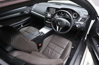 「E250カブリオレ」は、右ハンドル仕様となるのがうれしい。ステレオカメラとミリ波レーダーを利用した安全運転支援システムなど、装備も充実している。