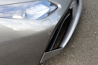 ノーズの下部には、F1マシンに似た形状のダブルスポイラーが装着されている。