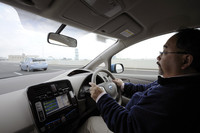 「プリウスPHV」（写真奥）と「日産リーフ」で高速道路を行く。両車とも、モーターのみによる100km/h巡航が可能。