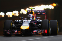 スタートでこそ失敗したが、レースではベッテル、ライコネンの不運にも助けられ3位にまで戻ることができたレッドブルのリカルド。ハミルトンが視界不良と知るや終盤猛チャージをかけ、0.4秒差の3位でチェッカードフラッグを受けた。（Photo=Red Bull Racing）
    