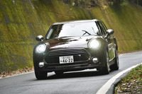 「クーパー」のヘッドランプはハロゲンが標準。オプションでLED（写真）も選択可能。