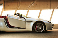 斜め上方に開く、ヴァンテージのドア。写真の19インチ20スポークホイールはオプション。