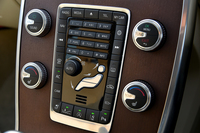 センターコンソールには、カーナビやエアコン、運転支援システムなどのスイッチが機能的にレイアウトされる。
    