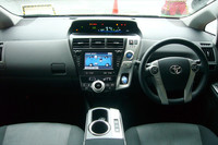 水平基調のデザインとされた、運転席まわりの様子。