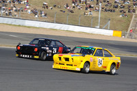 「NISSANヒストリックカー エキシビションレース」で終始トップ争いを演じた、懐かしの東名カラー（写真手前）とADVANカラーをまとった「B110サニー・クーペ」。2台とも日産系の名チューナーである「東名自動車」（現・東名パワード）が手がけたマシンのレプリカ。東名カラーは影山正美選手が駆った。