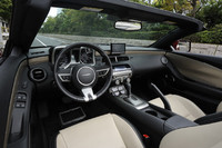 運転席まわりの様子。ステアリングホイールとシフトノブは、標準で本革巻きとなる。