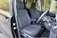 低床化の恩恵でフロントシート部のフロア高も390mm（FF車）と低くなり、乗降性が改善された。