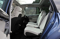 マイナーチェンジで標準装備されたガラスルーフのおかげで明るい室内。