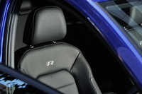 前席には「R」の刺しゅうがあしらわれる。