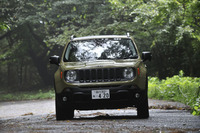 ジープ一族だけあって“オフロードスペック”はなかなかのもの。アプローチアングル30.5度、ランプブレークオーバーアングル25.7度、デパーチャーアングル34.3度、最低地上高200mm。