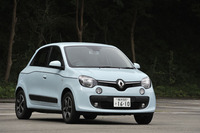 「トゥインゴ」に設定されるグレードは「インテンス」のみ。今回試乗したメタルルーフ仕様（車両価格189万円）のほか、キャンバストップ仕様（199万円）も用意されている。