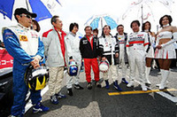 決勝日のピット・ウォーク時に、アトラクションとして星野一義、中嶋悟、藤田直廣、関谷正徳、木下正治、森本晃生、近藤真彦ら往年の名ドライバーたちが、「Mote-La」というミニマシンでデモンストレーションレース。グリッドは年齢順でポールポジションは星野一義。ハンドルを握ると全員が本気モードで真剣勝負が繰り広けられた。