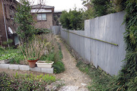 時にはこんな「猫道」のようなところもある。人の家の軒先を行くような遍路道。