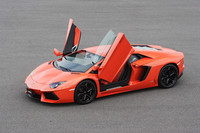 伝統のシザースドアと、徹底して直線基調のスタイリングが圧倒的なオーラを放つ。