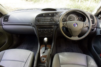 アークのインパネは、レザーステアリングホイールにウッド調パネルで暖かな雰囲気。
	 