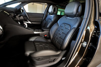 「クラブレザーシート」は腕時計のベルトをモチーフにしている。ドイツ・バイエルン産の高級牛革を使用。