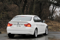 白い車体では比較的目立たないものの、ボディサイドはアルピナ伝統のストライプで飾られる。