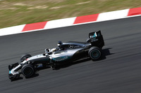 ロズベルグは後退、自らは首位独走。これで再びポイントリーダーに……というハミルトン（写真）にとって最良のシナリオは、残り15周で起きたエンジンブローでズタズタに。まさかの無得点で、ロズベルグに23点もの差をつけられてしまった。レース後、「ベルギーGPでペナルティーを受けてまで新しくしたエンジンなのに、なぜこんなことが起きるのか」と、チームへの疑念を込めたコメントが聞かれた。それほどショッキングな出来事だったということだろう。チャンピオンの再起に期待したい。（Photo=Mercedes）