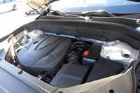 2リッター直4ディーゼルユニットには2基のターボユニットが装着され、225psと47.9kgmを発生する。（写真＝河村康彦）