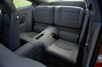 後席にはISOFIX規格対応のチャイルドシート固定ブラケットが備わる。また、バックレストを倒すと容量約205リッターのラゲッジスペースとしても使用可能。