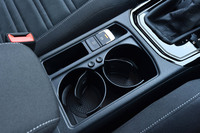 1列目シートのセンターコンソールに備わる収納スペース。丸いボタンを押すと仕切りが飛び出し、ドリンクホルダーとして利用できる。