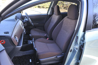 「Jewela」のインテリア。助手席前方には、荷物の落下を防ぐストッパーも備わる（買い物アシストシート）。
【スペック】Jewela：全長×全幅×全高＝3885×1695×1500mm／ホイールベース＝2510mm／車重＝1010kg／駆動方式＝FF／1.3リッター直4DOHC16バルブ（95ps/6000rpm、12.3kgm/4000rpm）／価格＝136万円（テスト車＝178万2205円／ボディカラー（チェリーパールクリスタルシャイン）＝3万1500円／HIDセット＝5万5650円／スマートエントリーセット＝4万5150円／フロントフォグランプ＝1万500円／Naviセット＝22万500円／SRSサイドエアバッグ＆SRSカーテンシールドエアバッグ＝4万2000円／ETCユニット＝1万6905円）