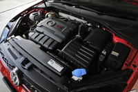 2リッター直4ターボエンジンは220psと35.7kgmを発生。JC08モード燃費は15.9km/リッター。
    