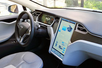 インパネまわりでは、センターコンソールの巨大なタッチスクリーンが特徴。電装品はもちろん、走行モードの調整などもここで行う。