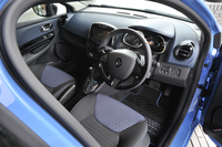 ダッシュボードのデザインは、飛行機の翼がモチーフ。「軽量で硬質なモノの造形的特徴を取り入れた」という。
    