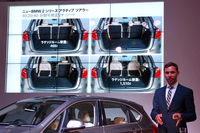 ラゲッジスペースの多彩なアレンジも、セリングポイントのひとつ。発表会では、BMW開発本部のニルス・ボルヒャーズ氏（写真）が、技術的なハイライトを説明した。