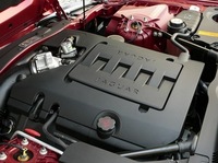 エンジンは4.2リッターV8。ちなみに06年6月30日、スパチャー付きの「XKR」が欧州で発表された。