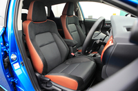 「120T」では本革とウルトラスエード、合成皮革が組み合わされたシート表皮が標準装備となる。