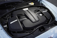 アウディと共同開発した4リッターV8ツインターボエンジン。可変シリンダーシステムを採用し、低速時や巡航時には8つのシリンダーのうち4つを停止させる。