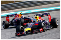雨を味方につけた予選でベッテル（前）2位、ダニエル・リカルド（その後ろ）5位と善戦したレッドブル勢。スタートでメルセデスの2台に続いたものの、しかし両車のパフォーマンスの差は歴然としたものだった。それでもベッテルは今年初表彰台の3位でゴール。リカルドはホイールの取り付けが不完全なまま走りだすという一連の不運に見舞われ、結果リタイア。前年のチャンピオンチームは現在ランキング6位である。（Photo=Red Bull Racing）
    