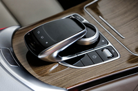 タッチパッド（上段）やダイヤル（下段）を組み合わせた、「COMANDシステム」のスイッチ。インフォテインメントシステムの直感的な操作ができるとうたわれる。
    