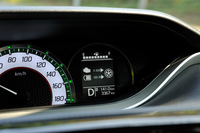 マイルドハイブリッドシステムの作動状態は、メーター内のマルチインフォメーションディスプレイで確認できる。