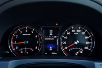 メーターはアナログタイプの2眼式。中央のディスプレイには、運転支援システムの状態や燃費など、各種の車両情報が表示される。