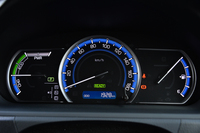 こちらは、ハイブリッド車のメーター。左からパワーメーター、速度計、燃料計の3要素で構成される。
    